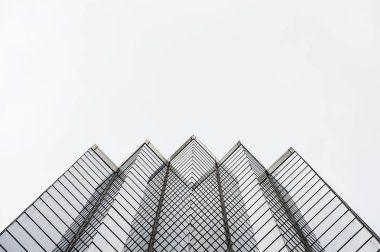 Cam yüzeye yansıması ile iş merkezlerinin bölgesinde gökdelenler görünümünün bu siyah ve beyaz