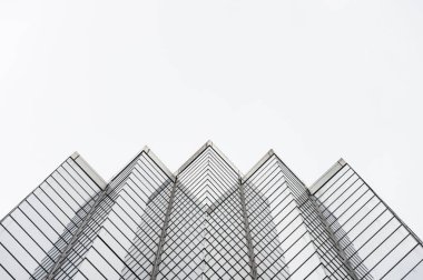 Cam yüzeye yansıması ile iş merkezlerinin bölgesinde gökdelenler görünümünün bu siyah ve beyaz