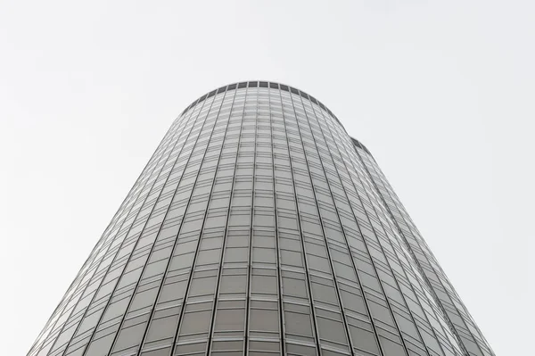 それは 黒と白の反射とビジネス センターの地区に高層ビル ビューのガラス面 — ストック写真