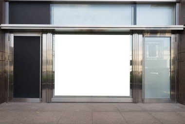 Sokak duvarında kocaman boş bir ilan panosu, kendi metnini ekleyebileceğin pankartlar.