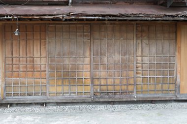 Sokak duvarı ve kapı kenarındaki kaldırım