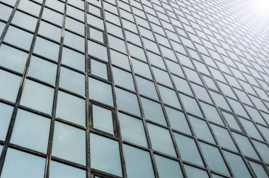 Cam yüzeye yansıması ile iş merkezlerinin bölgesinde gökdelenler görünümünün bu siyah ve beyaz