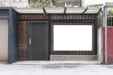 Büyük Pencere ve İsim Yeri olan Dükkan Dükkanı Önü