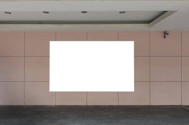 Sokak duvarında kocaman boş bir ilan panosu, kendi metnini ekleyebileceğin pankartlar.