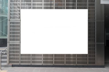 Sokak duvarında kocaman boş bir ilan panosu, kendi metnini ekleyebileceğin pankartlar.