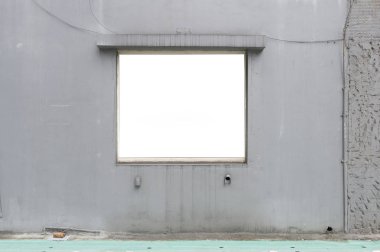 Sokak duvarında kocaman boş bir ilan panosu, kendi metnini ekleyebileceğin pankartlar.