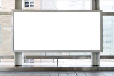 Sokak duvarında kocaman boş bir ilan panosu, kendi metnini ekleyebileceğin pankartlar.