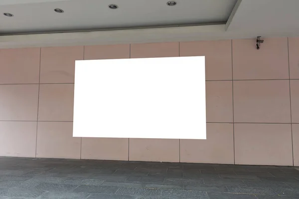 通りの壁に大きな空白の看板 自分のテキストを追加するための部屋のバナー — ストック写真