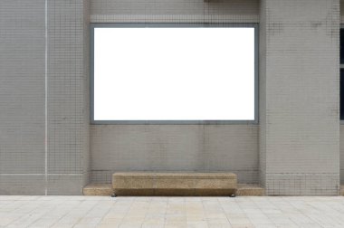 Sokak duvarında kocaman boş bir ilan panosu, kendi metnini ekleyebileceğin pankartlar.