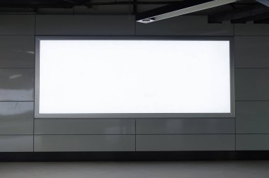 Sokak duvarında kocaman boş bir ilan panosu, kendi metnini ekleyebileceğin pankartlar.