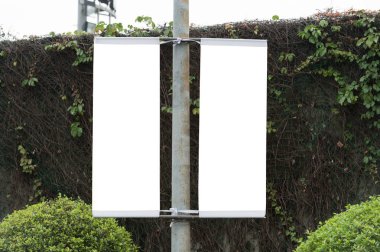 Sokak duvarında kocaman boş bir ilan panosu, kendi metnini ekleyebileceğin pankartlar.