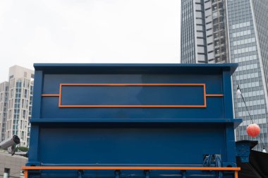 Sokak duvarında kocaman boş bir ilan panosu, kendi metnini ekleyebileceğin pankartlar.