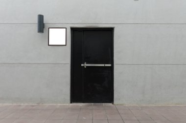 Sokak duvarı ve kapı kenarındaki kaldırım