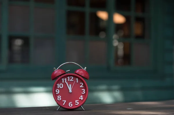 Reloj Despertador Retro Con Cinco Minutos Hasta Las Doce — Foto de Stock