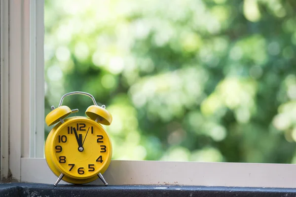 Reloj Despertador Retro Con Cinco Minutos Hasta Las Doce — Foto de Stock