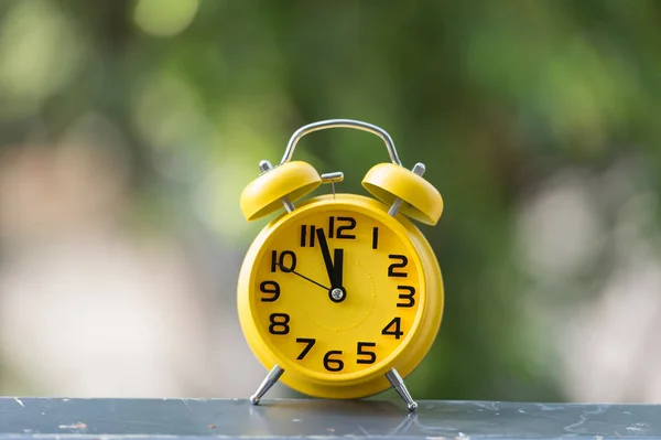 Reloj Despertador Retro Con Cinco Minutos Hasta Las Doce — Foto de Stock