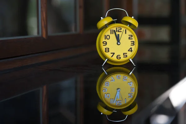 Reloj Despertador Retro Con Cinco Minutos Hasta Las Doce — Foto de Stock