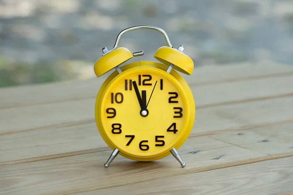 Relógio Alarme Retrô Com Cinco Minutos Doze Horas — Fotografia de Stock