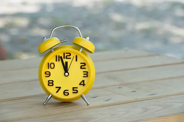 Retro Alarm Klok Met Vijf Minuten Voor Twaalf Uur — Stockfoto