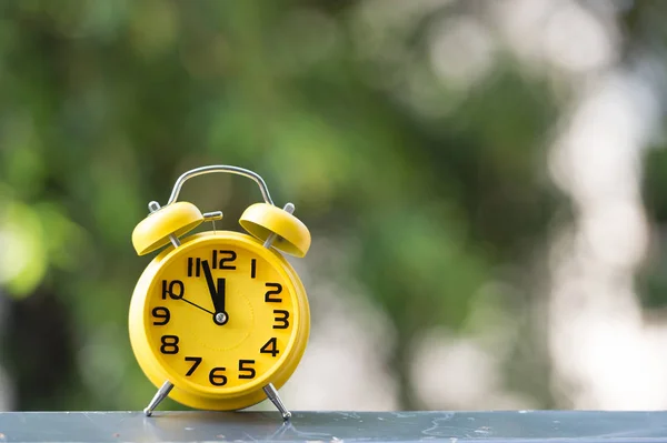 Retro Alarm Klok Met Vijf Minuten Voor Twaalf Uur — Stockfoto