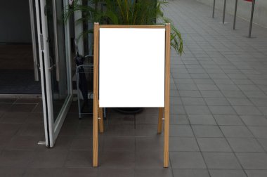 Sokak duvarında kocaman boş bir ilan panosu, kendi metnini ekleyebileceğin pankartlar.