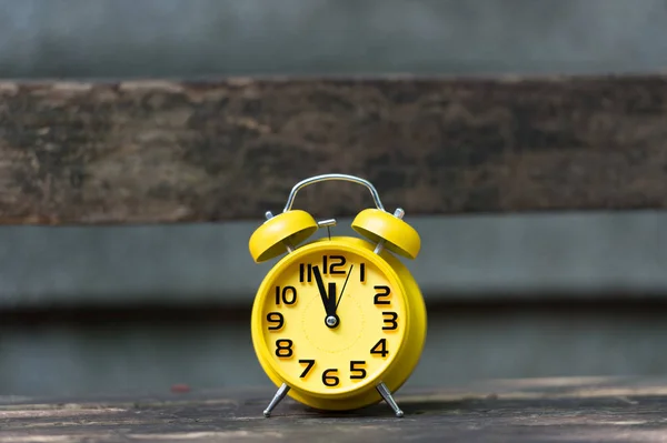 Reloj Despertador Retro Con Cinco Minutos Hasta Las Doce — Foto de Stock