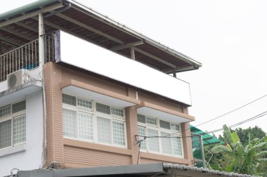 Sokak duvarında kocaman boş bir ilan panosu, kendi metnini ekleyebileceğin pankartlar.