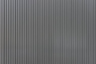 Fabrikada, depoda, garajda ve endüstriyel depoda kullanılan otomatik metal paten kapısının yakın çekimi. Bükülebilir ve katlanabilir metal levha yer tasarrufu sunuyor ve kentsel ve kırsal hissi sağlıyor