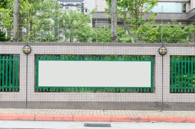 Sokak duvarında kocaman boş bir ilan panosu, kendi metnini ekleyebileceğin pankartlar.