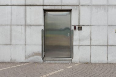 Sokak duvarı ve kapı kenarındaki kaldırım