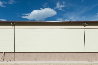 Sokak duvarı ve kapı kenarındaki kaldırım