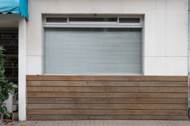 Büyük Pencere ve İsim Yeri olan Dükkan Dükkanı Önü