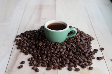 Kahve. Kahve çekirdekleri. Kahve fincanı kahve çekirdekleri tam. Tonlu görüntü.