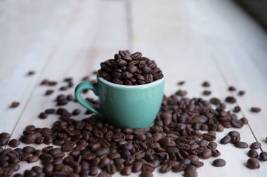 Kahve. Kahve çekirdekleri. Kahve fincanı kahve çekirdekleri tam. Tonlu görüntü.