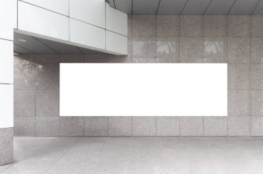 Sokak duvarında kocaman boş bir ilan panosu, kendi metnini ekleyebileceğin pankartlar.