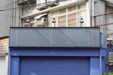 Sokak duvarında kocaman boş bir ilan panosu, kendi metnini ekleyebileceğin pankartlar.