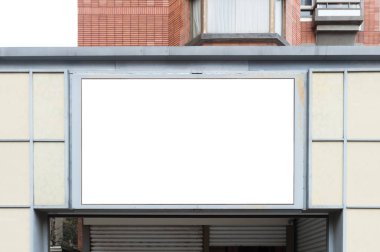 Sokak duvarında kocaman boş bir ilan panosu, kendi metnini ekleyebileceğin pankartlar.