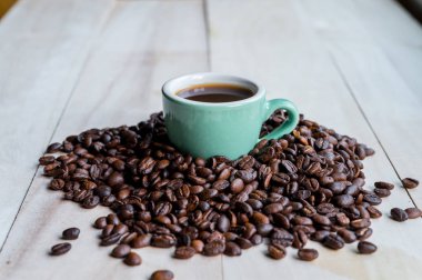 Kahve. Kahve çekirdekleri. Kahve fincanı kahve çekirdekleri tam. Tonlu görüntü.