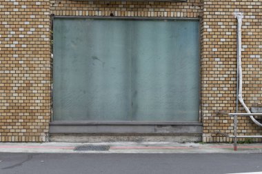 Büyük Pencere ve İsim Yeri olan Dükkan Dükkanı Önü