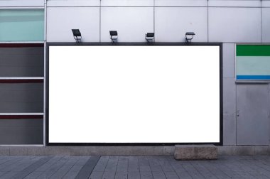 Sokak duvarında kocaman boş bir ilan panosu, kendi metnini ekleyebileceğin pankartlar.