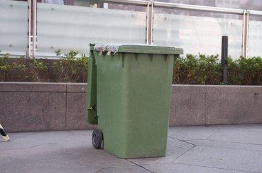 sokakta şehir çöp kovası