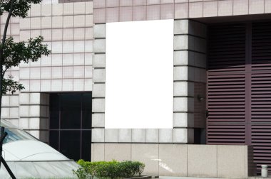 Sokak duvarında kocaman boş bir ilan panosu, kendi metnini ekleyebileceğin pankartlar.