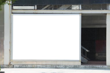 Sokak duvarında kocaman boş bir ilan panosu, kendi metnini ekleyebileceğin pankartlar.