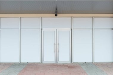 Büyük Pencere ve İsim Yeri olan Dükkan Dükkanı Önü