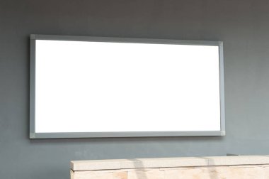 Sokak duvarında kocaman boş bir ilan panosu, kendi metnini ekleyebileceğin pankartlar.