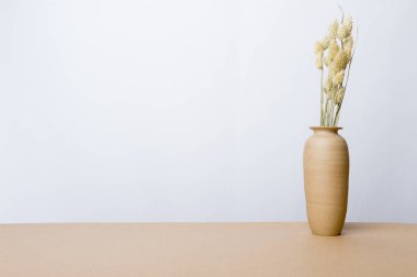 Ahşap masa üzerinde kapalı bitki