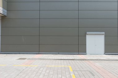 Sokak duvarı ve kapı kenarındaki kaldırım