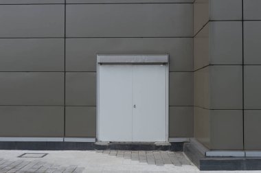 Sokak duvarı ve kapı kenarındaki kaldırım
