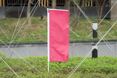 Sokak duvarında kocaman boş bir ilan panosu, kendi metnini ekleyebileceğin pankartlar.