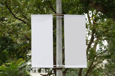 Sokak duvarında kocaman boş bir ilan panosu, kendi metnini ekleyebileceğin pankartlar.
